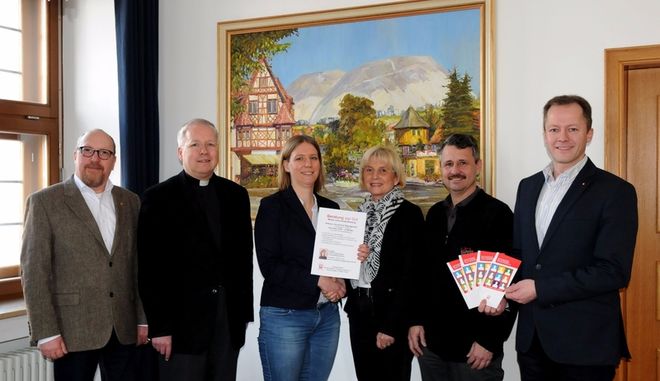 Die Leitung des Regionalcaritasverbands Fulda Werner Althaus (links), Pfarrer Dr. Dagobert Vonderau (2.v.l.), Christian Reuter (rechts) und Beraterin Janina Wübbelsmann (3.v.l.) vereinbarten mit Bürgermeisterin Maria Schultheis (3.v.r.) und Leiter Hauptabteilung (2.v.r.) das Caritas - Angebot „Beratung vor Ort“. 